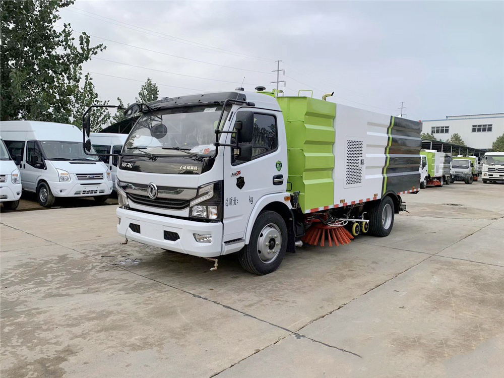 東風(fēng)多利卡D7掃路車